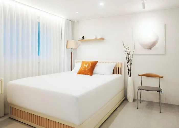 Apartamento February Special Offer Hongdae Family 6 Pax Renovated Kids Friendly Near Airport Railroad 9min Walk From Hongdae Station #hongdae #familytrip #6guests #yeonnampark 무료주차 무료와이파이 무료넷플릭스 호텔식침구 제공