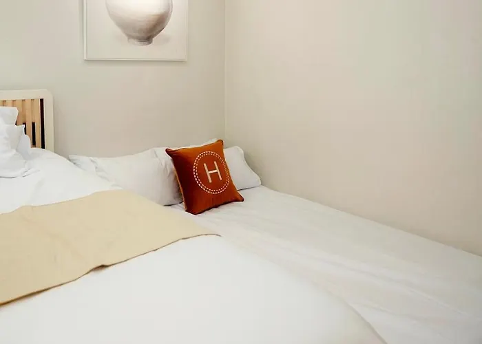 February Special Offer Hongdae Family 6 Pax Renovated Kids Friendly Near Airport Railroad 9min Walk From Hongdae Station #hongdae #familytrip #6guests #yeonnampark 무료주차 무료와이파이 무료넷플릭스 호텔식침구 제공 Apartamento