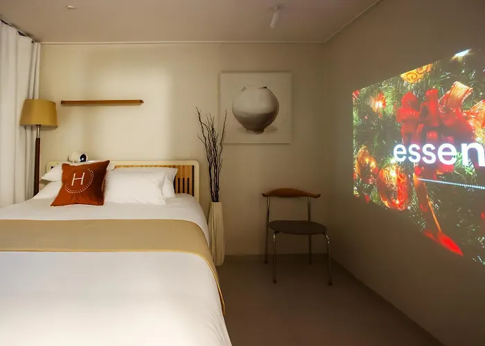 February Special Offer Hongdae Family 6 Pax Renovated Kids Friendly Near Airport Railroad 9min Walk From Hongdae Station #hongdae #familytrip #6guests #yeonnampark 무료주차 무료와이파이 무료넷플릭스 호텔식침구 제공