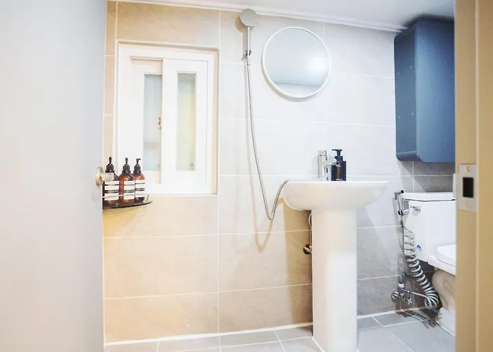 February Special Offer Hongdae Family 6 Pax Renovated Kids Friendly Near Airport Railroad 9min Walk From Hongdae Station #hongdae #familytrip #6guests #yeonnampark 무료주차 무료와이파이 무료넷플릭스 호텔식침구 제공 Apartamento *
