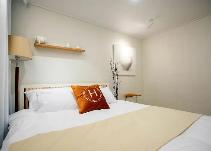 February Special Offer Hongdae Family 6 Pax Renovated Kids Friendly Near Airport Railroad 9min Walk From Hongdae Station #hongdae #familytrip #6guests #yeonnampark 무료주차 무료와이파이 무료넷플릭스 호텔식침구 제공 Apartamento