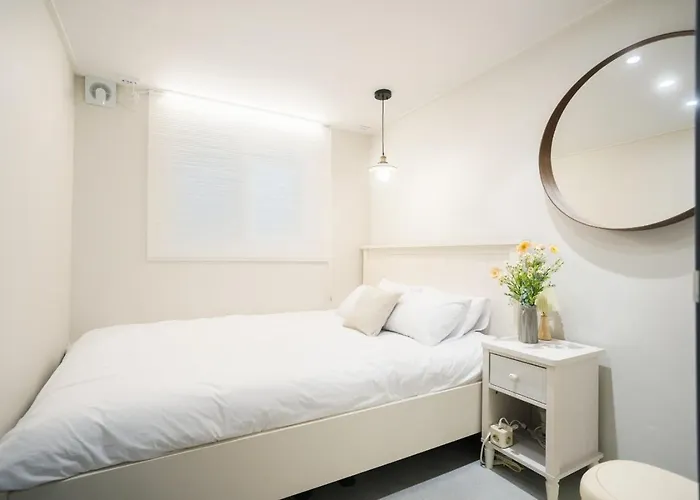 Apartamento February Special Offer Hongdae Family 6 Pax Renovated Kids Friendly Near Airport Railroad 9min Walk From Hongdae Station #hongdae #familytrip #6guests #yeonnampark 무료주차 무료와이파이 무료넷플릭스 호텔식침구 제공