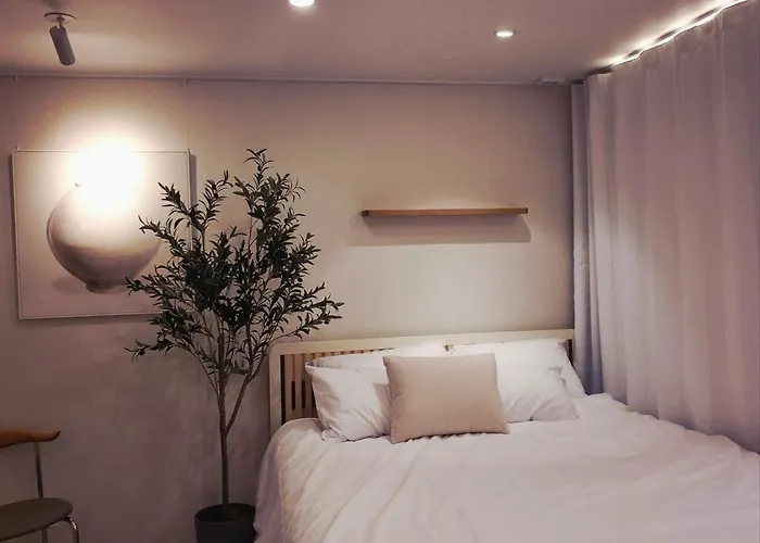 February Special Offer Hongdae Family 6 Pax Renovated Kids Friendly Near Airport Railroad 9min Walk From Hongdae Station #hongdae #familytrip #6guests #yeonnampark 무료주차 무료와이파이 무료넷플릭스 호텔식침구 제공 *