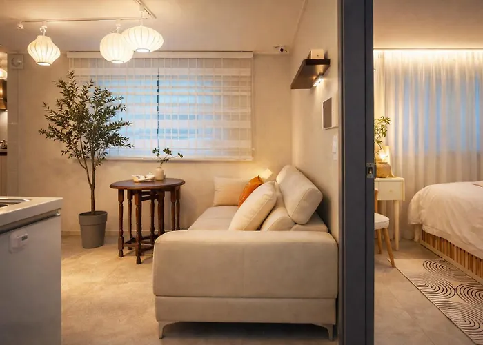 February Special Offer Hongdae Family 6 Pax Renovated Kids Friendly Near Airport Railroad 9min Walk From Hongdae Station #hongdae #familytrip #6guests #yeonnampark 무료주차 무료와이파이 무료넷플릭스 호텔식침구 제공 *