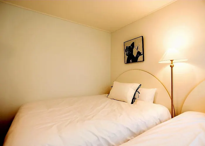 February Special Offer Hongdae Family 6 Pax Renovated Kids Friendly Near Airport Railroad 9min Walk From Hongdae Station #hongdae #familytrip #6guests #yeonnampark 무료주차 무료와이파이 무료넷플릭스 호텔식침구 제공 Seul