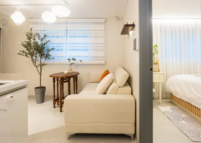 February Special Offer Hongdae Family 6 Pax Renovated Kids Friendly Near Airport Railroad 9min Walk From Hongdae Station #hongdae #familytrip #6guests #yeonnampark 무료주차 무료와이파이 무료넷플릭스 호텔식침구 제공 Apartamento *