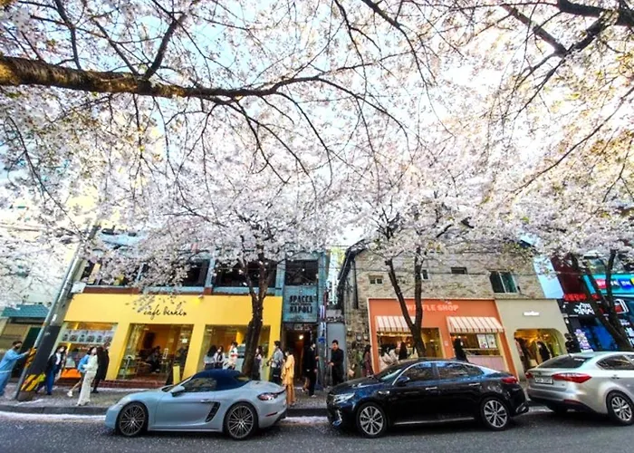 February Special Offer Hongdae Family 6 Pax Renovated Kids Friendly Near Airport Railroad 9min Walk From Hongdae Station #hongdae #familytrip #6guests #yeonnampark 무료주차 무료와이파이 무료넷플릭스 호텔식침구 제공 Apartamento